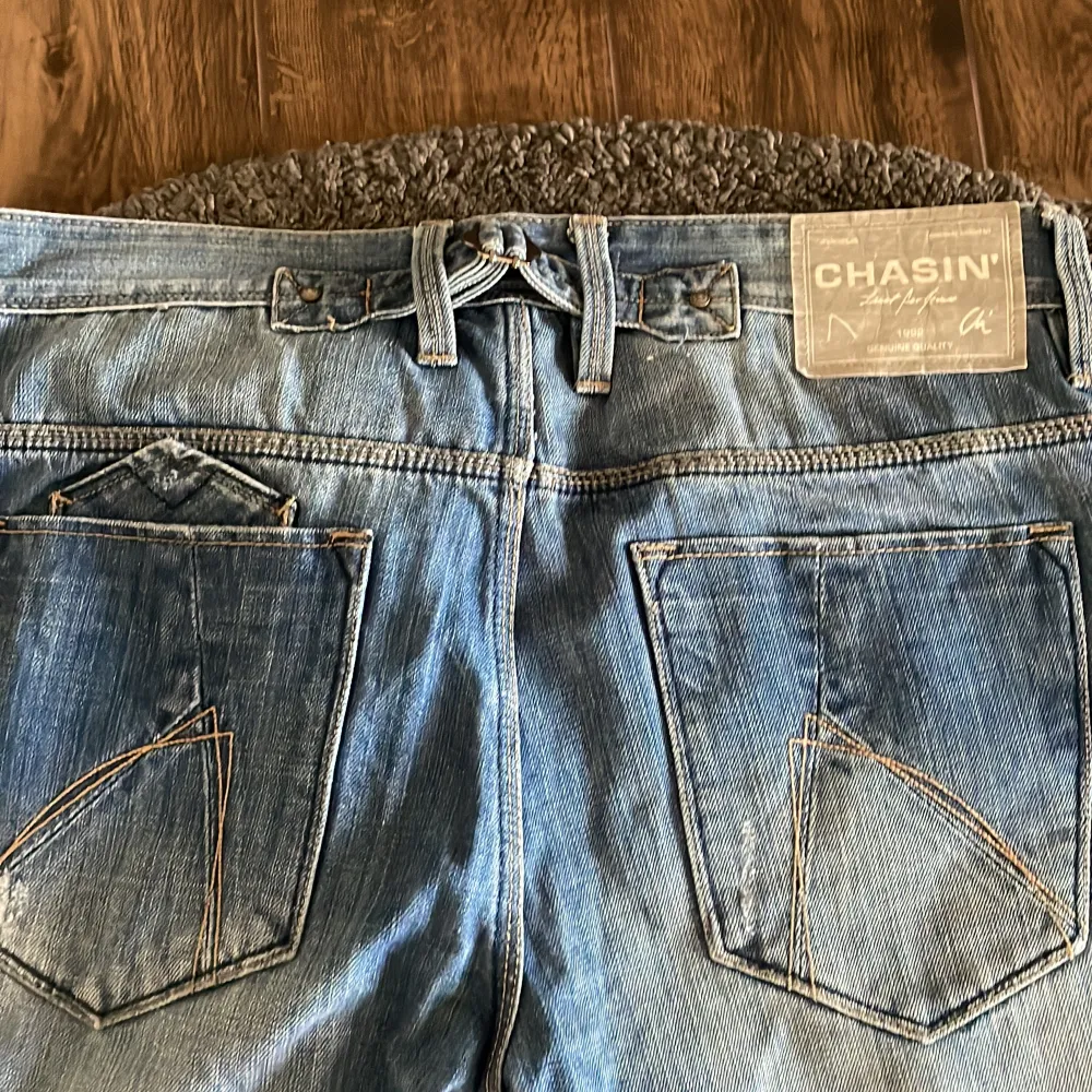 Tja säljer mina snygga Chasin Loose fit jeans med fet wash. Storleken är 34/34, skriv om du har några mer frågor ✍🏻😊. Jeans & Byxor.