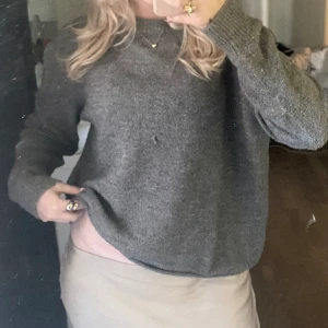 Stickad tröja - Säljer denna gråa tröja ifrån pull&bear i storlek M, men passar mig som vanligtvis har xs/s😇 har en liten defekt som syns på 2 bilden