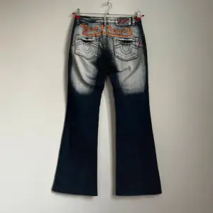 Säljer nu dessa as coola jeans då dom är för små 😔😔❤️ innerbenslängden är 95 o midjan 37😘