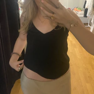 Svart satin topp - Säljer denna svarta satintopp ifrån Lindex i storlek xs😽perfekt till fest eller till en kjol