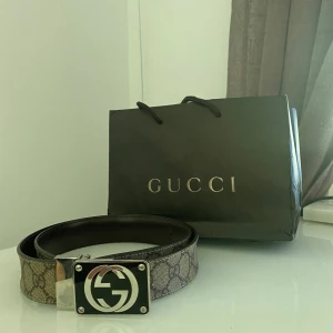 Gucci bälte (äkta) - Ett i princip oanvänt guccibälte från 2006, 98 cm långt. Inköpspris 2250 svenska kronor.  Finns inga tecken på användning och äkthets-kvitto finns vid begäran.   Pris är absolut förhandlingsbart🙏   Kan frakta och mötas upp i örebro trakterna