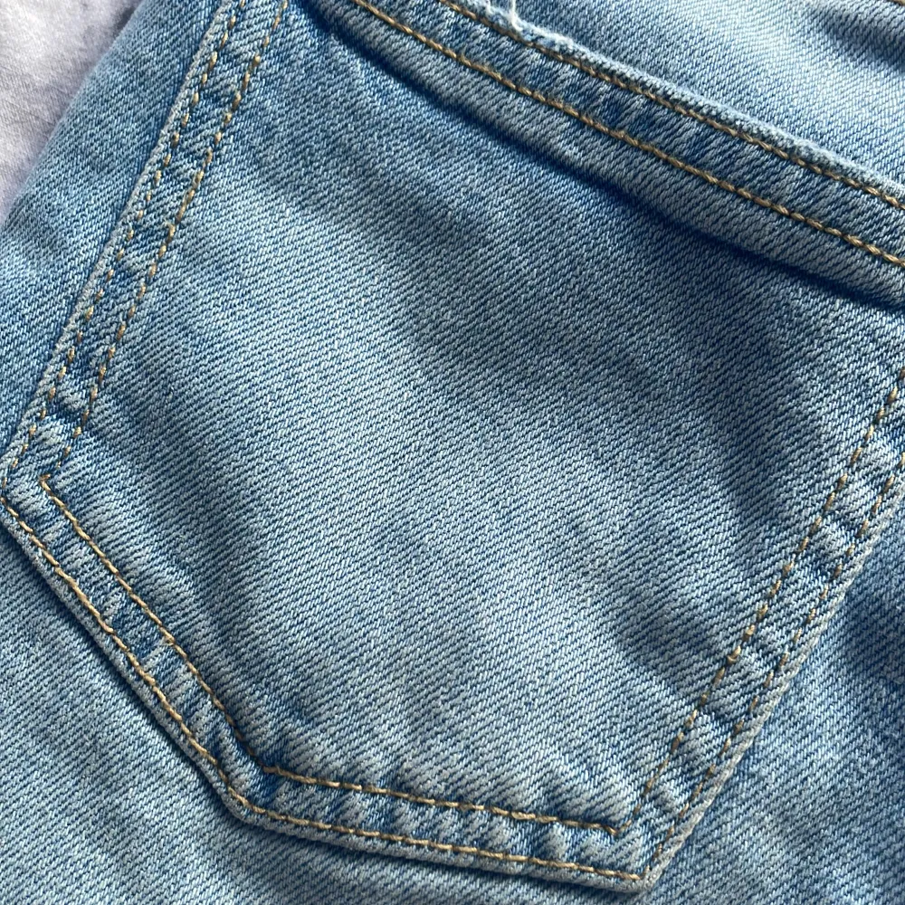 Ljusblå jeanskjol köpt från Kappahl i storlek 140, den är använd en gång men tyvärr blivit för liten kontakta mig om du är intresserad eller vill ha mer information❤️. Kjolar.