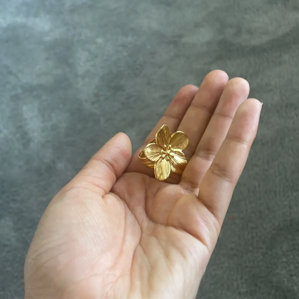 En jättefin guldig ring formad som en blomma. Den är lite liten på mig och skulle därför vilja sälja den :). Accessoarer.