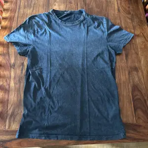 En vanlig stentvättad mörkgrå tröja från asos. Condition: 8/10