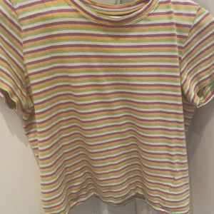 Färgglad jättefin tröja - Jättefin tröja från pull and bear💕 Jag har haft tröjan ganska länge men har inte använt så mycket💗säljer för den är för liten