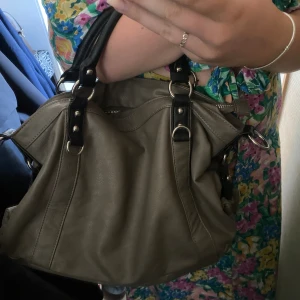 Stor handväska - Snygg handväska i bra skick! Rem medföljer 💗