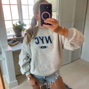 Sweatshirt  - Jsg säljer denna fina tröja från Gina. Den är lite nopprig nere på armarna men annars i bra skick. Den är i storlek L men jag har oftas S och gillar att den blir lite oversize😇😇