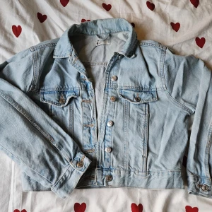Jeansjacka  - En jeansjacka ifrån Ginatricot köpt för 500 kr för några år sen, knappt använd och därav inga defekter. I storlek S men passar även större och mindre. Kom med förslag och prisförslag.