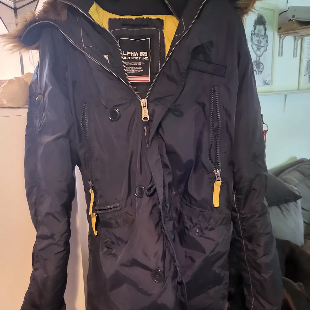 Alpha industries inc. Jacka, den är använd men är i bra skick. . Takit.