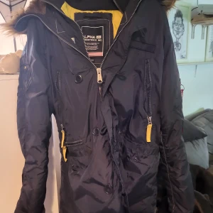 Alpha industries inc. - Alpha industries inc. Jacka, den är använd men är i bra skick. 
