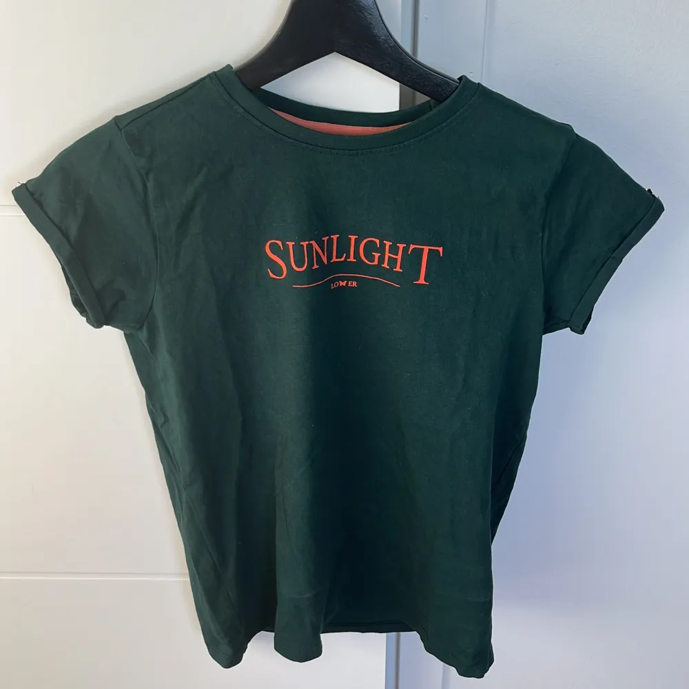 Jättefin t-shirt i bra skick, använd ett fåtal gånger, storlek 158/164. 50kr+frakt💕. T-shirts.