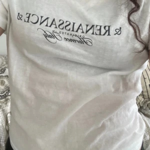 T shirt magtröja vit med svart text på - Magtröja