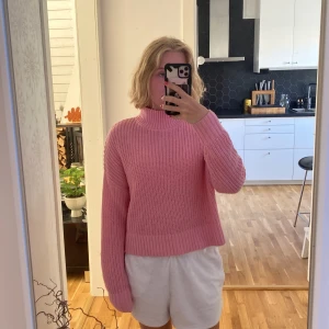 Rosa stickad tröja  - Knappt använd skön stickad tröja 