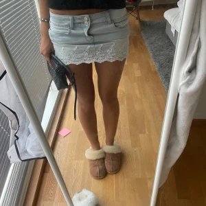 Jeans kjol - Skit snygg jeans kjol med detaljer 