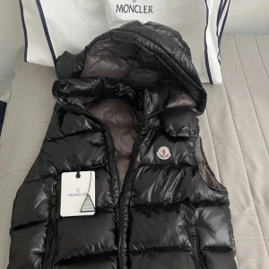 Svart moncler väst äkta - Säljer den då jag inte har nån användning av den. Kom privat för mer bilder.