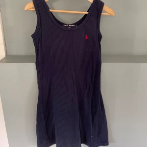 Ralph Lauren klänning - Säljer denna Ralph Lauren klänning💓 Det står storlek L men jag skulle mer att den är en s/m💓 Tryck ej köp nu innan ni kontaktat mig 💓