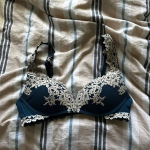 Intimissimi bh - Super bekväm intimissimi bh som har push up modell. Det finns en fläck på insidan (se bild 3).