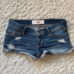 Hollister lågmidjade jeansshorts  - Världens snyggaste jeans shorts från hollister, storlek w23 men passar mig som oftast bär w25-w26. Midjemått:36x2 stretch till 37-38. Köp sker via köp nu, jag postar inom 24h