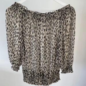 Leopard blus  - Super fin blus som tyvärr inte kommer till användning längre. Har används få gånger och är i bra skick (inga defekter). Lätt att styla och passar till alla årstider💕priset kan diskuteras 