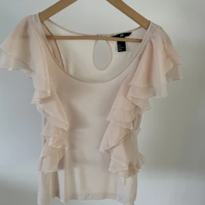 Topp - En topp i bra kvalitet som passar till allt. Kommer inte till användning längre så därför säljs den. Passade till hösten och våren men funkar även super bra till andra årstider💕 priset kan diskuteras 