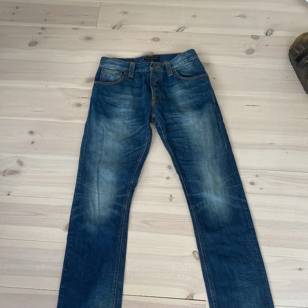 Blåa Nudie jeans med en riktigt skön vintage fade storleken 30/32. Vet inte modellen på jeansen men sitter slim, typ som grim tim men möjligtvis anningen vidare. Riktigt bra skick!. Jeans & Byxor.