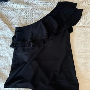 Off shoulder blus - Knappt använd