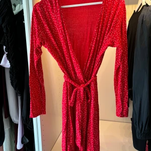 Röd klänning med knytband - Svart klänning med öppen rygg 👗🔥 Garderobsrensning på gång! Jag säljer detta fantastiskt plagg från mitt djur- och rökfria hem. 🛍️💫  Se gärna mina andra annonser 
