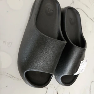 Yeezy slides  - Helt nya aldrig använda box finns inte tyvärr men kan skickas med ett annat yeezy slides box om man önskar det pris kan diskuteras 
