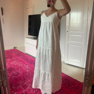 Vit maxiklänning med brodyr  - Vit långklänning med brodyr i S