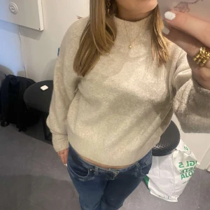 & other stories tröja - Säljer min jätte snygga stickade tröja från &other stories för att den inte kommer till användning längre!!💕💕tröjan är i bra skick! Den kostar nypris ca 600 men ja säljer för 350, pris kan diskuteras vid snabbt köp!!💕💕