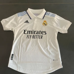 Real madrid tröja - Inte så mycket o säga en real madrid t shirt led valverde på ryggen för ett väldigt bra pris