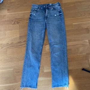 Jeans  - Sparsamt använda. Raka i modellen och hög midja. Plus porto 