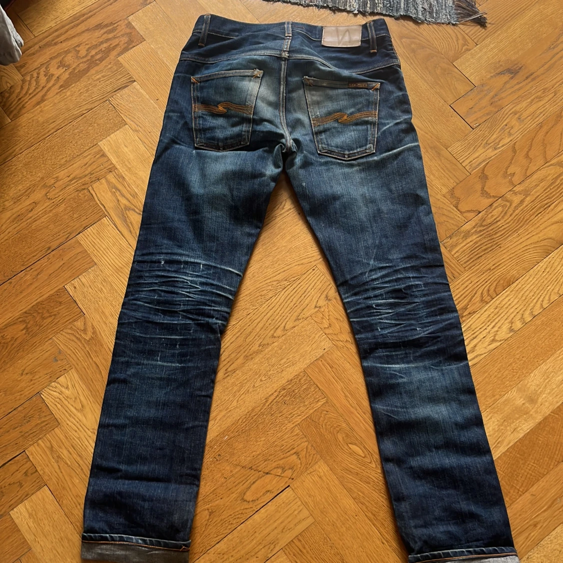 Mörkblå Nudie Jeans. Stkl 29 i midjan och 34 i längd. - 90