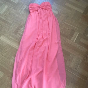 Lång Nelly klänning storlek S - Köpte denna klänning på Sellpy men den passade mig inte. Klänningen är från Nelly och i väldigt bra skick. Den är väldigt lång och liten i modellen och färgen är starkare i verkligheten.💕 Pris kan diskuteras.