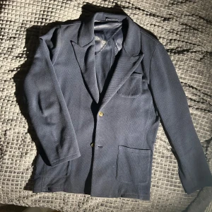 John henric kavaj  - Säljer den a kavaj i mycket fint skick. Går inte längre att köpa och kostar runt 1400 nypris.