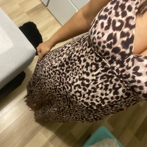 Leopard klänning med slits  - Jätte fin klänning som bara har blivit andvänd en gång. 💕 Köpt för 250 ifrån newyorker. Den är M men den passar även S då jag har S.