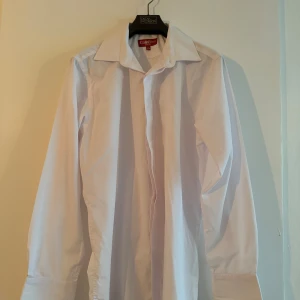 Vit skjorta från Colin Ross - En vit långärmad skjorta från Colin Ross i slim fit-modell. Skjortan har en klassisk krage och är tillverkad i ett lätt och bekvämt material.