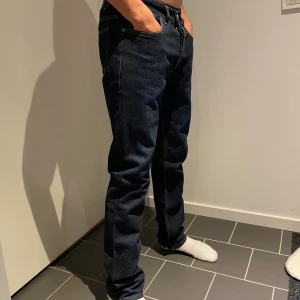 Acne jeans herr - Roc raw acne jeans i extremt bra skick. Äldre modell så därför billigare pris. Inköpta för 3500 för 8 år sedan. Fin smalare passform med snyggt tapered ben. Sökord: jeans, acne, laidback, grisch, dondup, replay, jacob cühen.