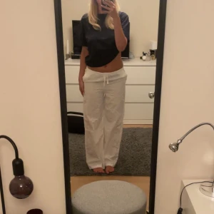 Vita linnebyxor med broderi - Jättesöta och snygga byxor från hmbarn i storlek 164(13-14Y), passar perfekt på mig som är 163💗helt nya då de tyvärr inte kommit till användning(obs!! Klippt av innetyget i byxorna)