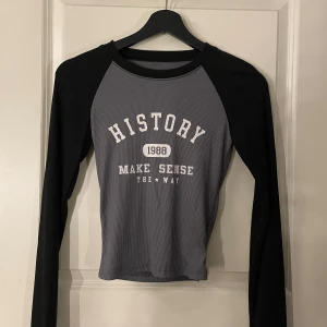 Långärmad Tshirt - Ribbad tröja från shein, aldrig använt då den var för liten så i nyskick. Storlek S och stretchig💕