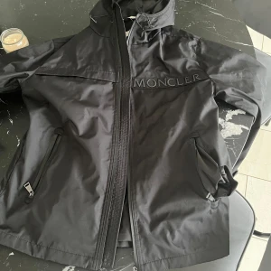 Äkta moncler jacka   - Storlek M, skicket är riktigt bra, knappt använd