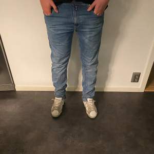 Tja nu säljer vi dessa feta jeans från replay! Dem är i otroligt bra skick har inte använts nå mycket alls, dem är i modellen hyperflex så väldigt sköna och bekväma att ha på sig! Storlek 34/32 men sitter mer som 32/32! Hör av er vid minsta fundering