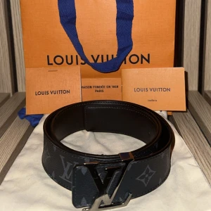 Louis Vuitton Initiales 40MM Belt - -Storlek: 90 (Finns flertal hål) -Skick: 7/10 -Nypris: 5850kr -Vårat pris: 2400kr -Frakt: 80kr (Hemleverat spårbart)📦  OG, Box, dustbag, tags, påse osv. Tveka inte att höra av dig vid minsta frågan! *We are not affi