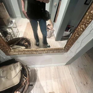 Lowwaist bootcut jeans - Okej skick gjorda med symaskin svarta och blåa jätte snygga trendiga Stockholmstil