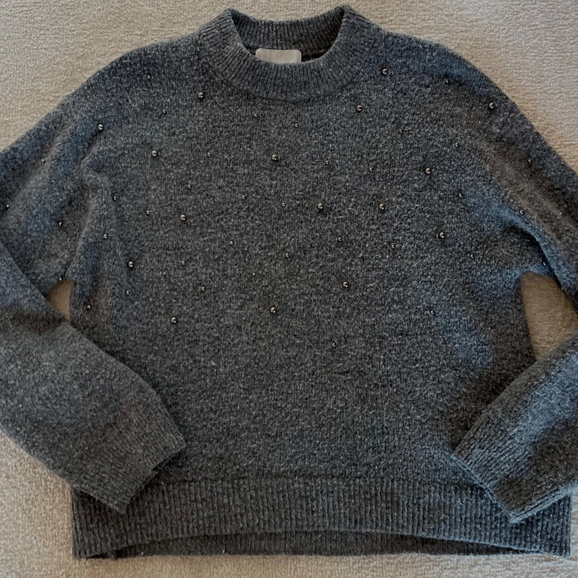 Söt stickad tröja med pärlor! - 90