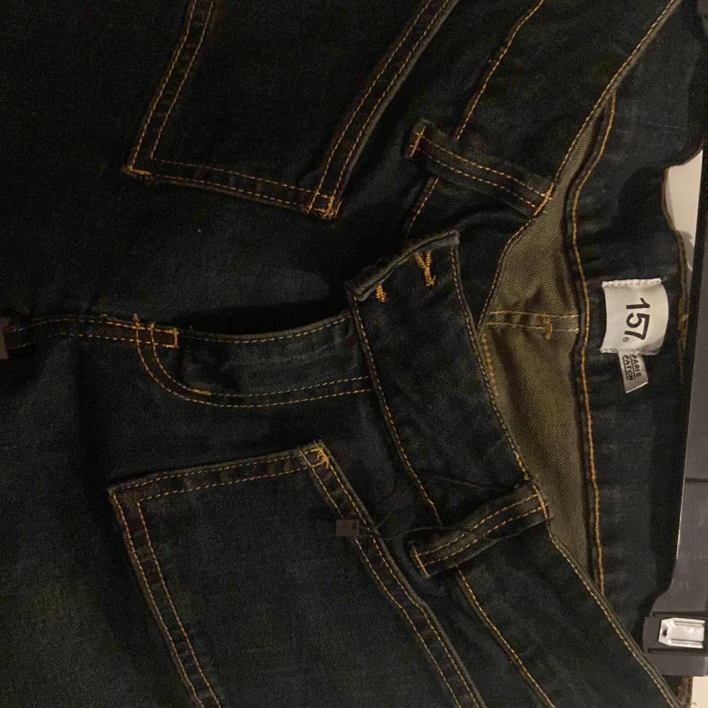 Mörk blåa utsvängda jeans med knappar där uppe och fickor där fram. Denim material väldigt stretchiga . Jeans & Byxor.