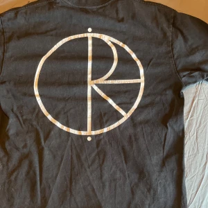 Polar t-shirt - Hyfsat fint skick lite skadat tryck på ryggen. Nu pris 500kr säljer pga skejtar inte längre. Storlek xs