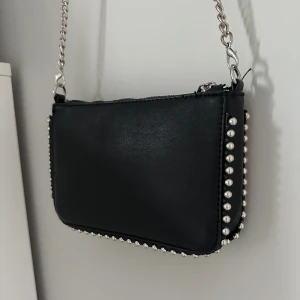 Axelremsväska  - Säljer denna jätte fina väskan som jag inte längre använder. Väldigt bra skick, är inte använd mycket❣️hör av er om ni har frågor!