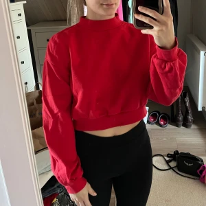 Röd kort tröja - Mysig röd tröja i kort modell. Hör av dig för mer info!
