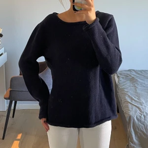 Stickad mörkblå tröja  - Stickad/virkad mörkblå tröja i fint skick. Passar Xs-M beroende på hur man önskar passform. 